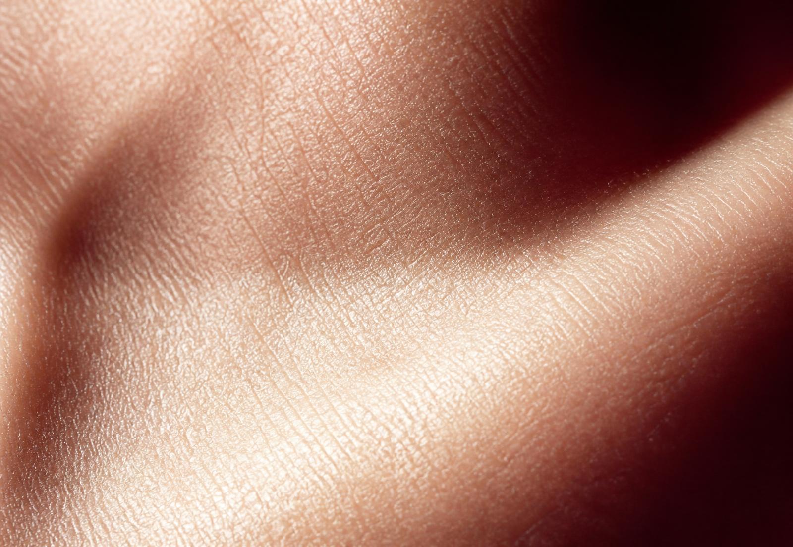 Détail macro de la peau : grain, relief et fines lignes de surface